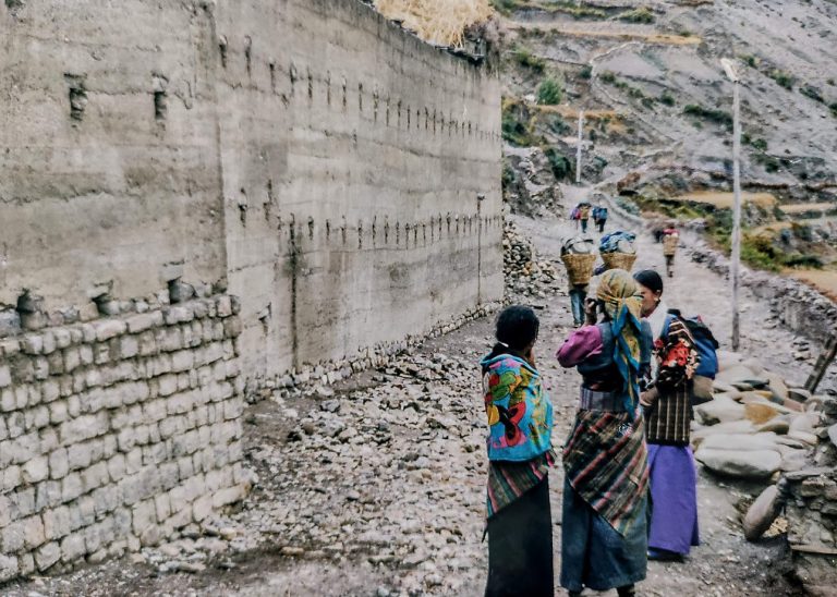 People talking on the kali gandaki trail