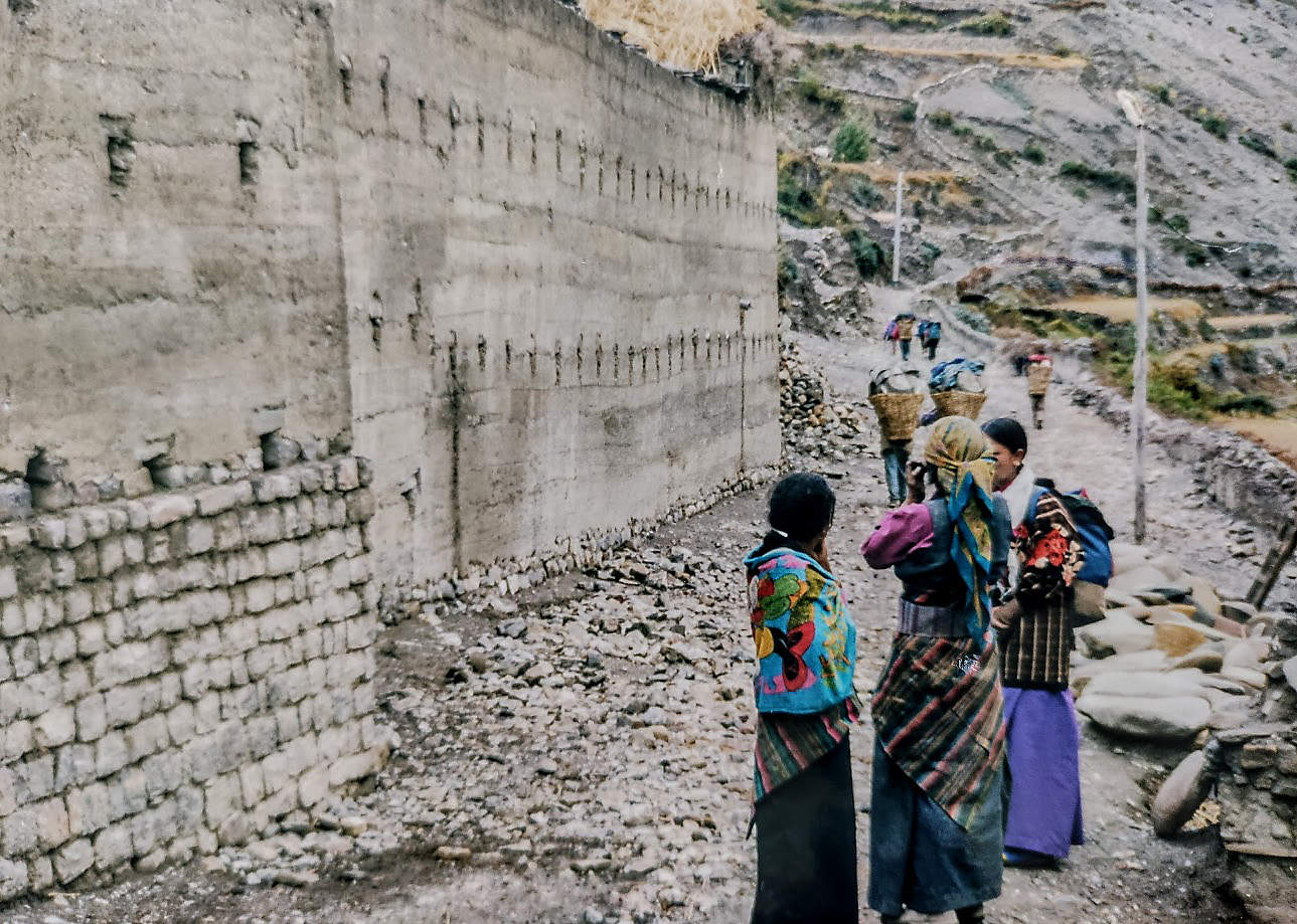 People talking on the kali gandaki trail
